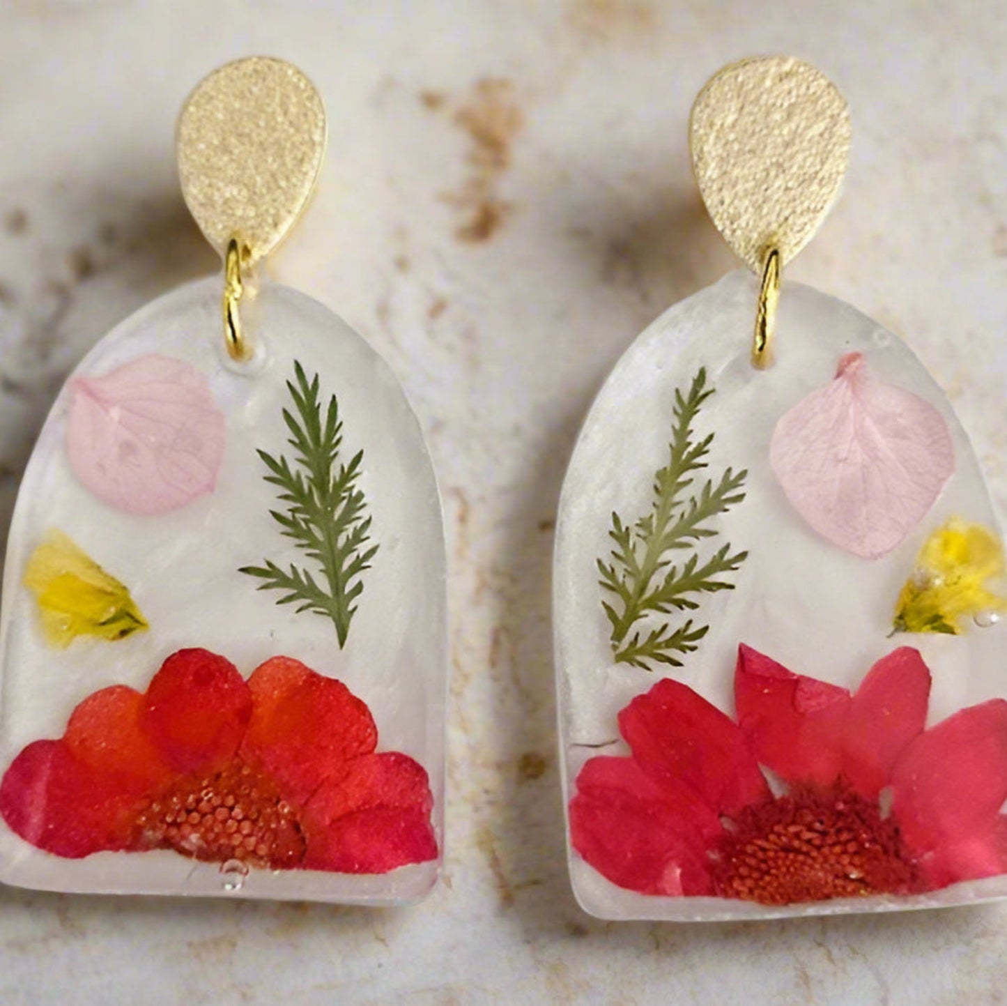 BOTANICAL Arch STUD Earrings - RED DAISY